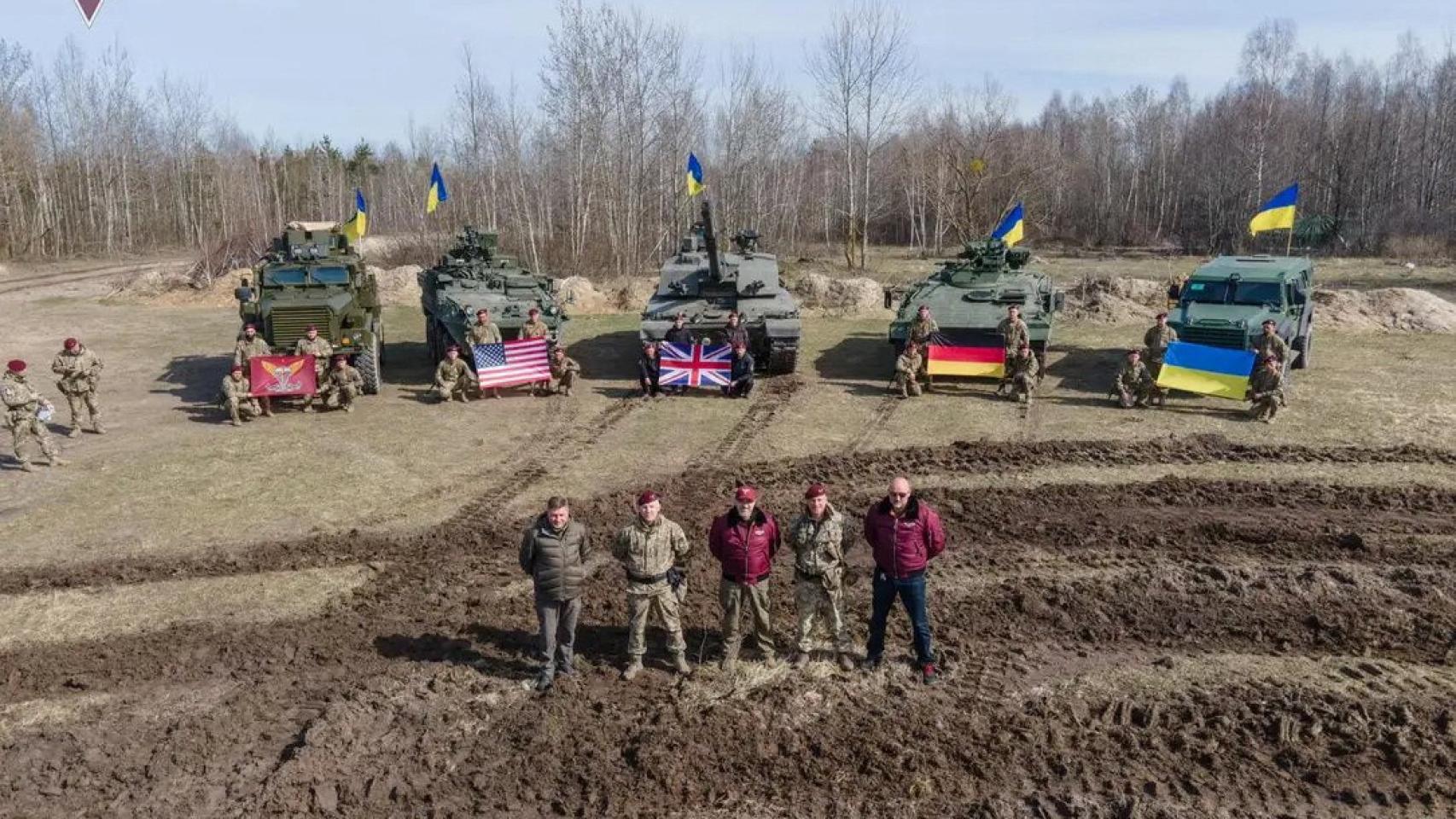 El ministro de Defensa de Ucrania, Oleksii Reznikov, posa frente a un tanque Challenger 2 británico.