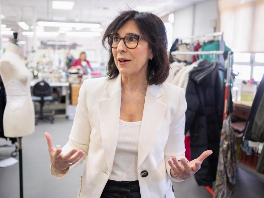 La directora de Pedro del Hierro, en el taller de confección.