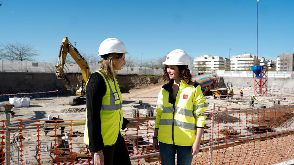 La presidenta autonómica, durante su visita a las obras en Getafe.