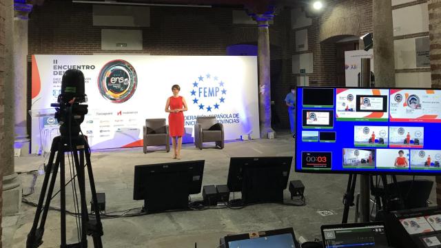 Helena Díez-Fuentes, ejerciendo como  Maestra de Ceremonias durante un evento online.
