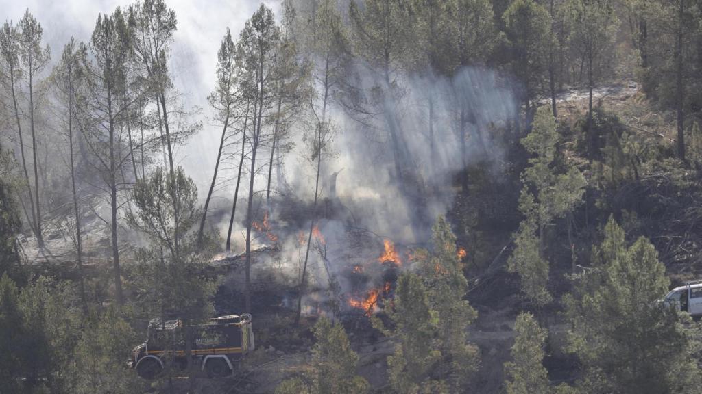Trabajos de extinción en el incendio de Castellón.