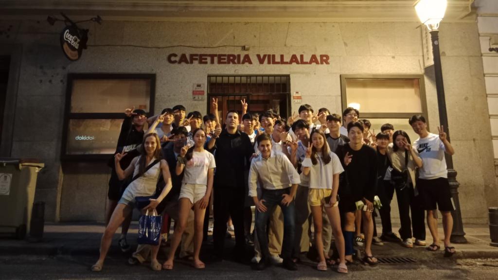 Daniel Sanz en la entrada de la cafetería con un grupo de clientes.
