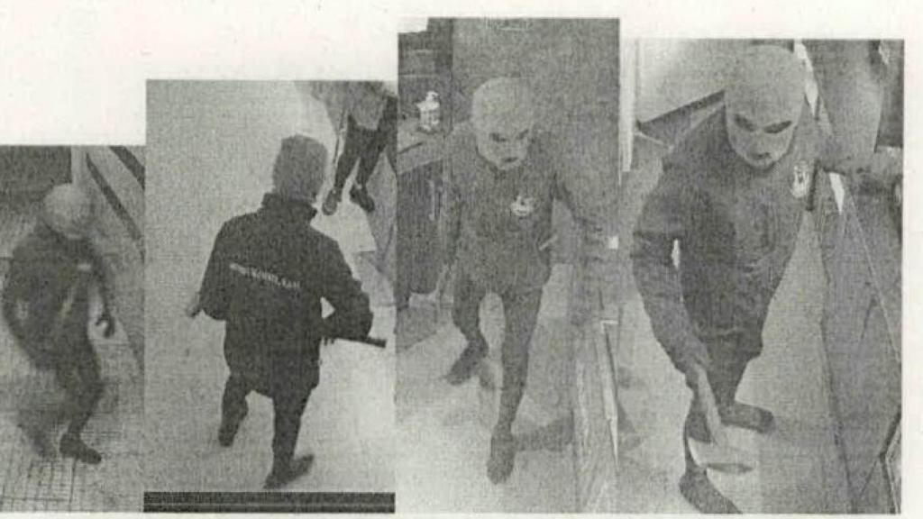 Miembros de la banda equipados con hacha para asaltar un salón de juegos de azar de Los Alcázares.