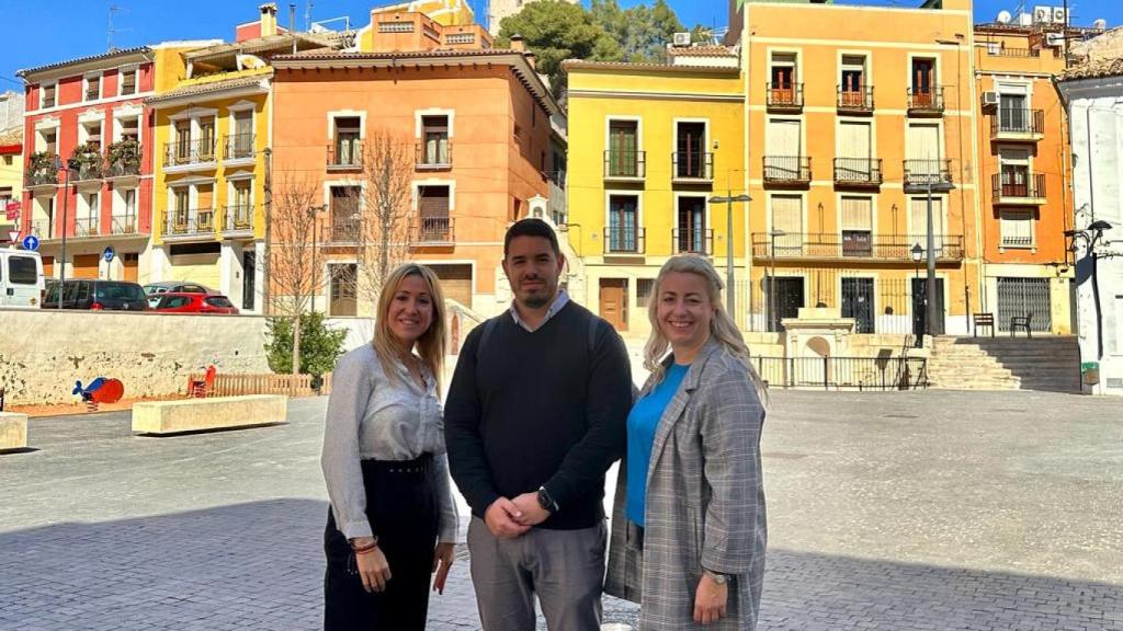 La portavoz de Justicia 'popular' Verónica Marcos junto con el candidato a la Alcaldía de Villena por el PP, Miguel Ángel Salguero.