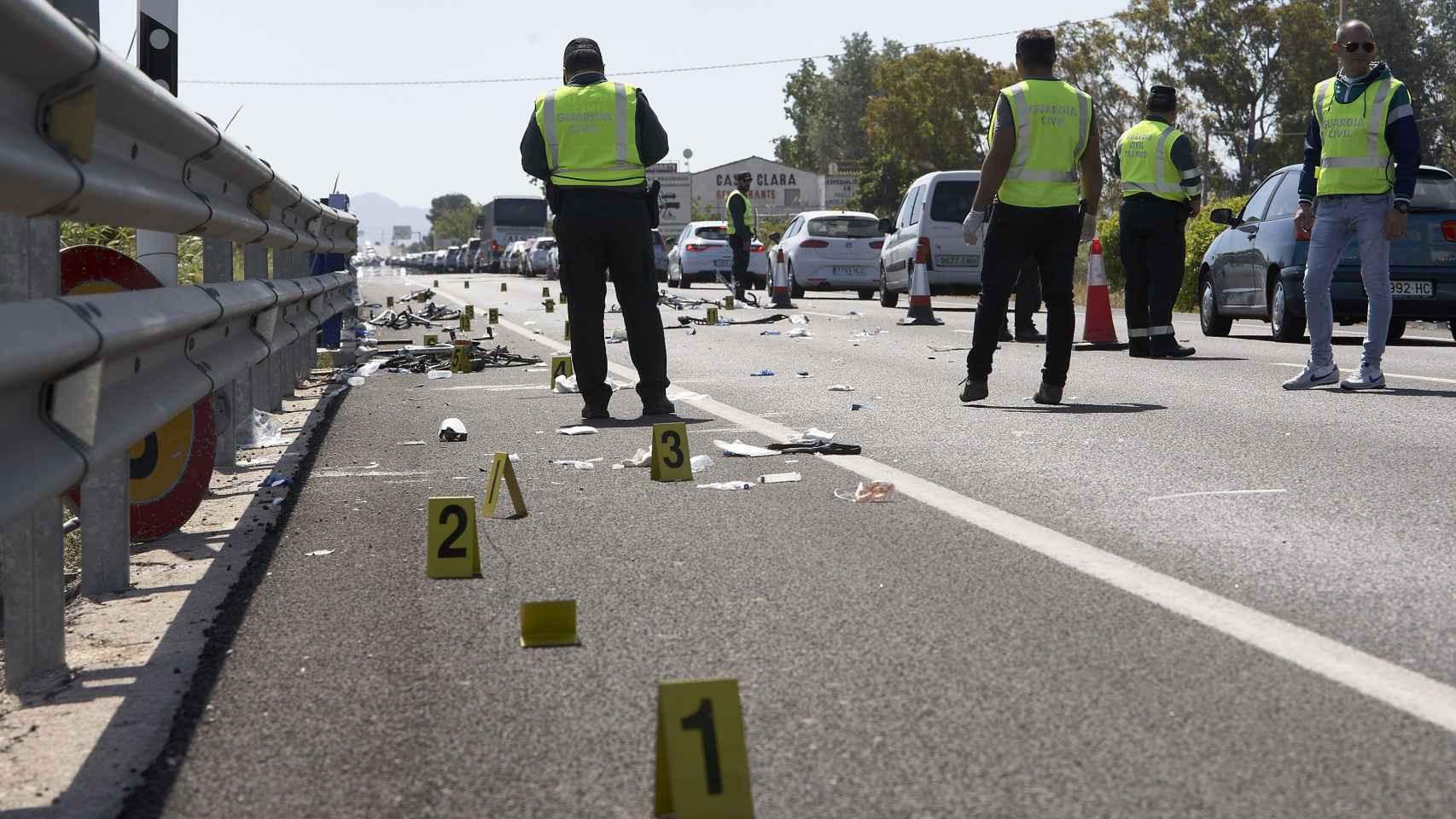 Agentes de la Guardia Civil en el lugar donde se produjo un accidente con varios ciclistas fallecidos en 2017.
