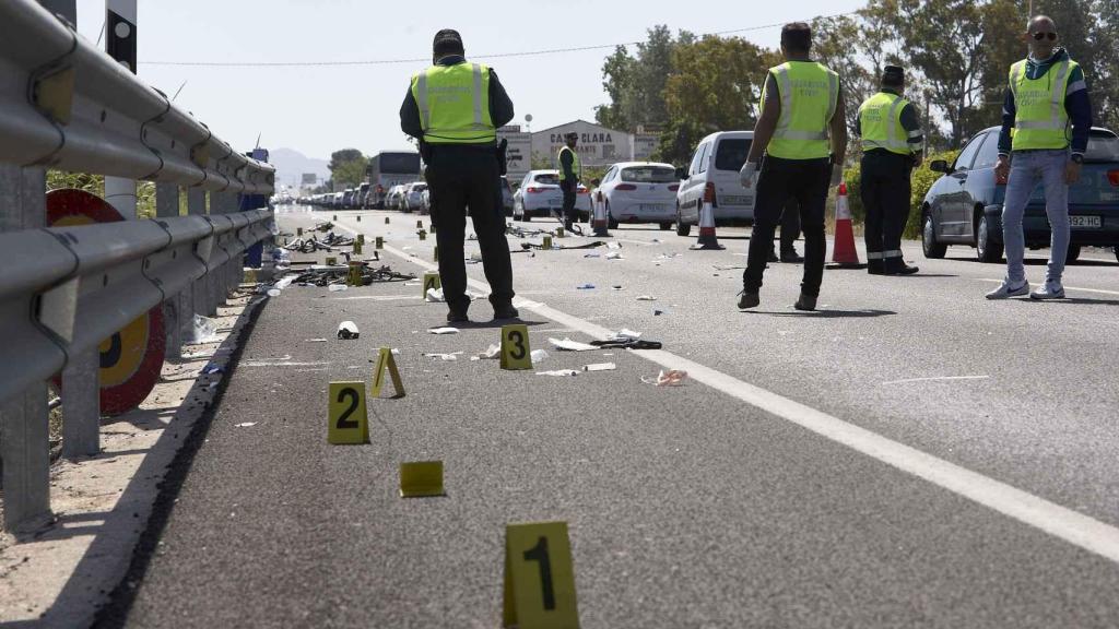 Agentes de la Guardia Civil en el lugar donde se produjo un accidente con varios ciclistas fallecidos en 2017.