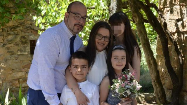 Juan José y Paula junto a sus tres hijos.
