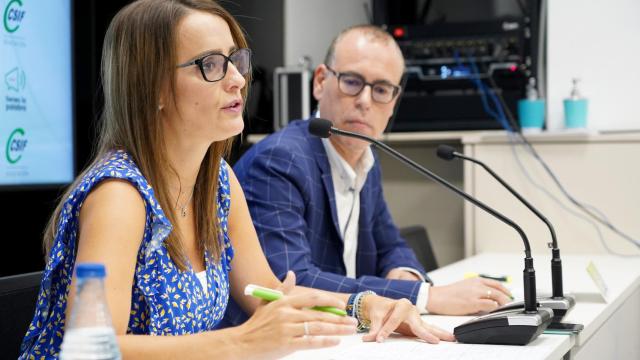 La presidenta del sector de Educación de CSIF Castilla y León, Isabel Madruga, y Mariano González, responsable de negociación en el sector, en una rueda de prensa.