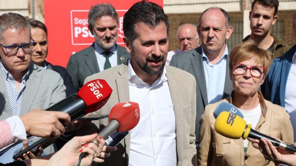 El secretario general del PSCyL, Luis Tudanca, durante su intervención de este martes en el municipio segoviano de La Lastrilla.