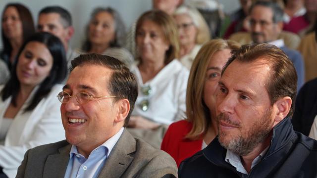 El ministro de Exteriores, José Manuel Albares, junto con el secretario general del PSOE, Óscar Puente