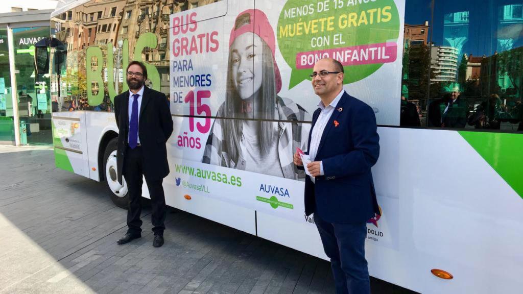 A la izquierda el hasta ahora gerente de Auvasa, Álvaro Fernández Heredia, y a la derecha el concejal de Movilidad y Espacio Urbano, Luis Vélez.