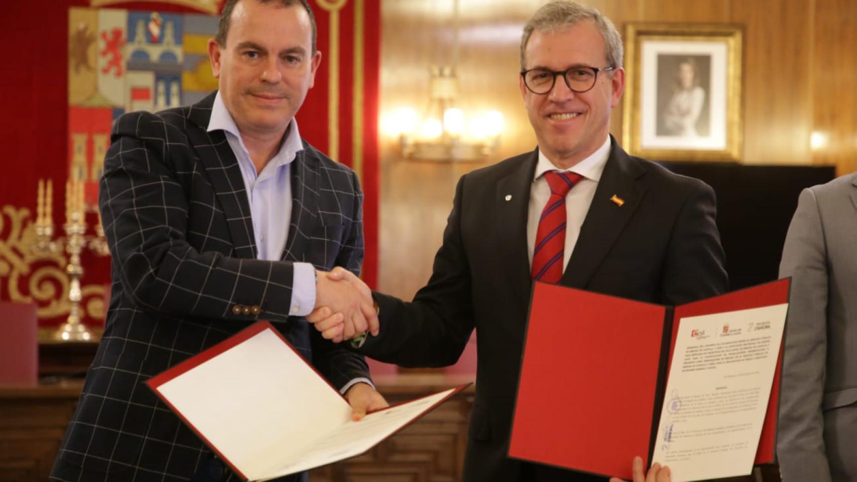 El consejero de Empleo, Mariano Veganzones, y el presidente de la Diputación Francisco Requejo