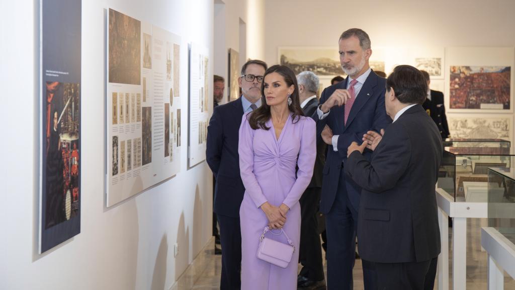 La reina Letizia lució en Cádiz el bolso de Olivia Mareque, a tono con su vestido.