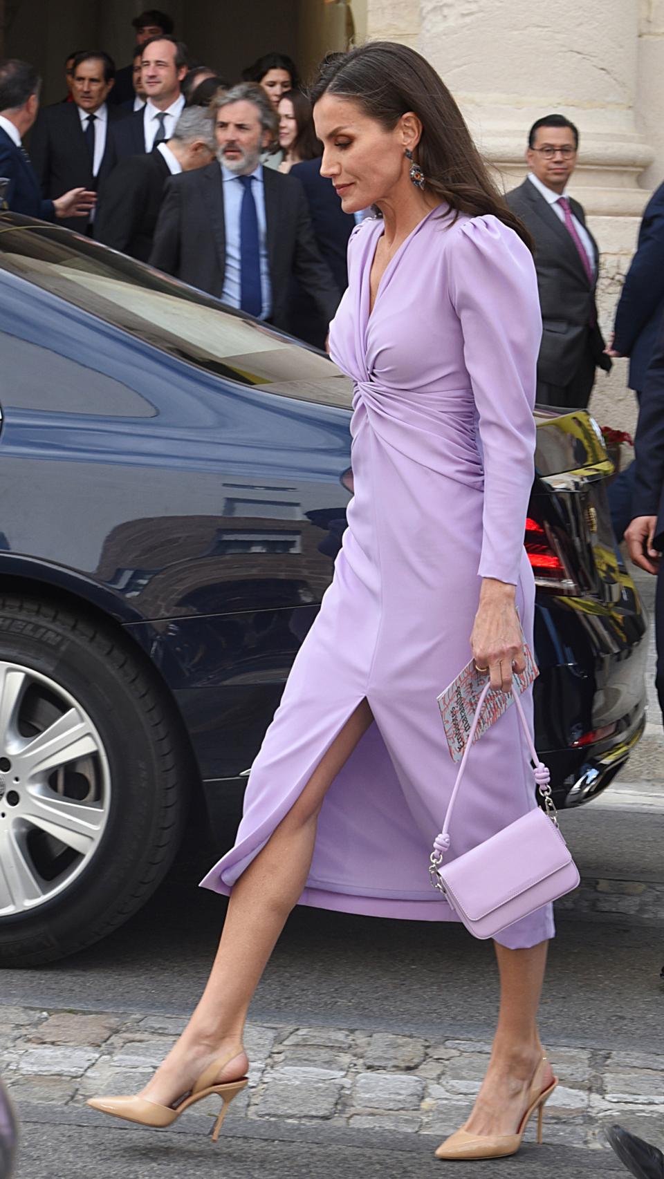Letizia escogió el bolso Pantone 2563C.
