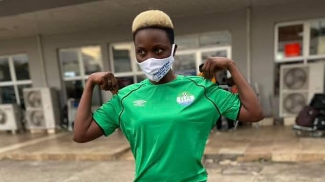 La futbolista Bilkisu Kandeh-Turay, con la selección de Sierra Leona