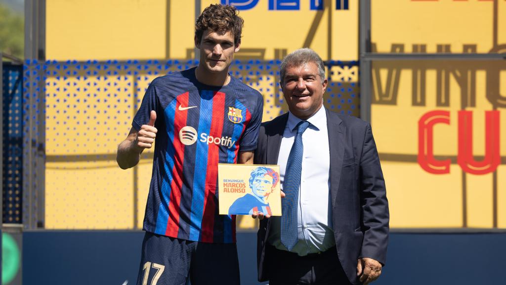 Marcos Alonso junto a Joan Laporta en el día de su presentación como jugador del Barça