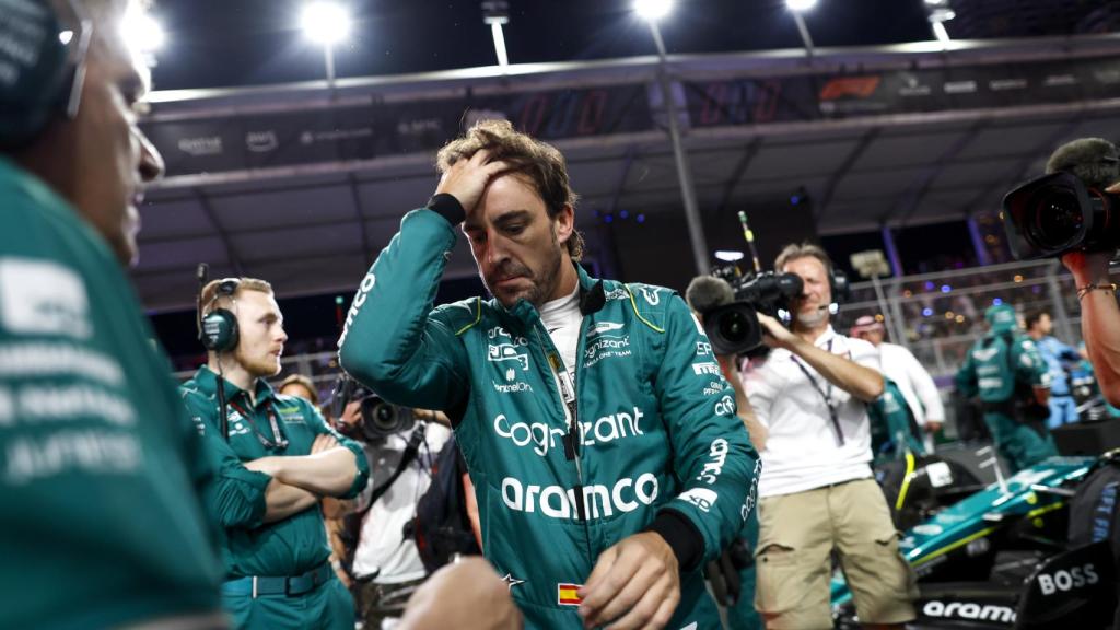 Fernando Alonso junto a sus mecánicos de Aston Martin
