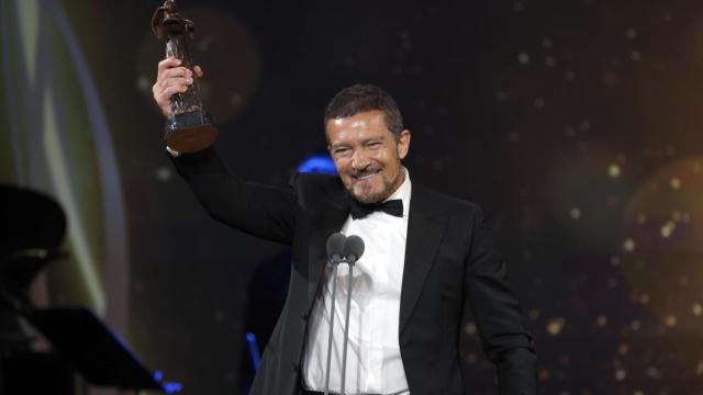 l actor Antonio Banderas celebra tras ser galardonado como Mejor Actor de Teatro Musical por su papel en Company durante la I edición de los Premios Talía. Foto: EFE/ Juanjo Martin