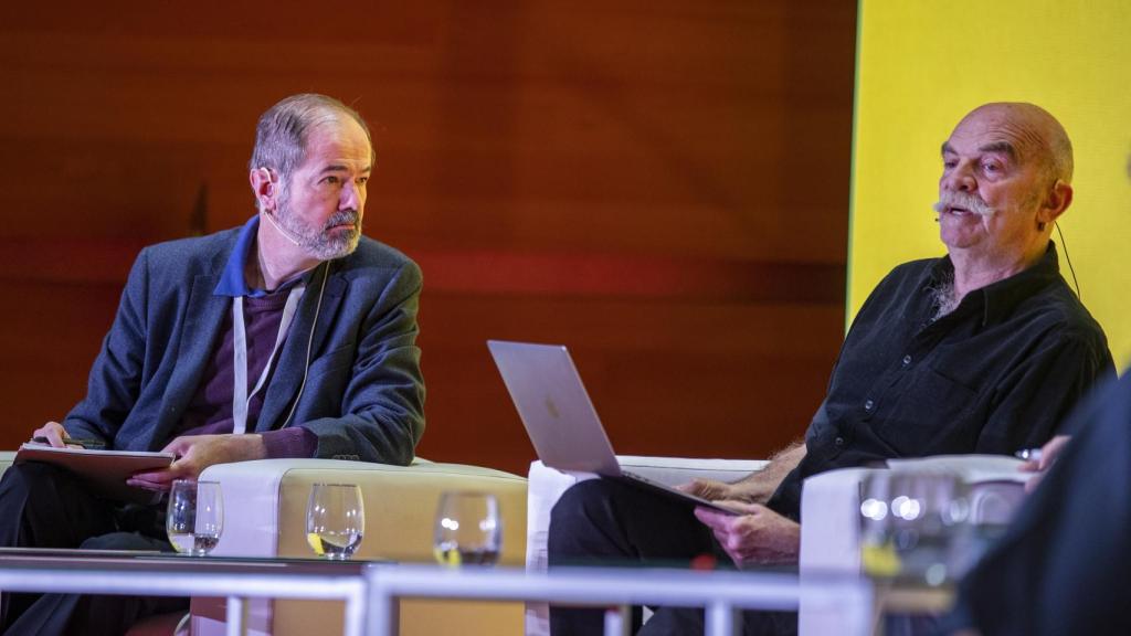 El escritor y periodista mexicano Juan Villoro (i) y el periodista y escritor argentino Martín Caparrós, durante la mesa de debate El español, lengua común. Mestizaje e interculturalidad en la comunidad hispanohablante. Foto: Román Ríos / EFE