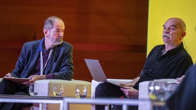 El escritor y periodista mexicano Juan Villoro (i) y el periodista y escritor argentino Martín Caparrós, durante la mesa de debate El español, lengua común. Mestizaje e interculturalidad en la comunidad hispanohablante. Foto: Román Ríos / EFE