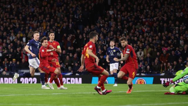 Disparo a portería de Scott McTominay que acabó con el gol de Escocia a España