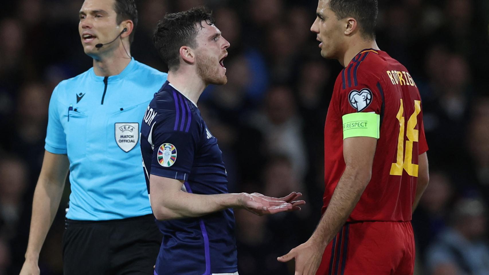 Andrew Robertson se enfrenta a Rodri Hernández, en el Escocia - España