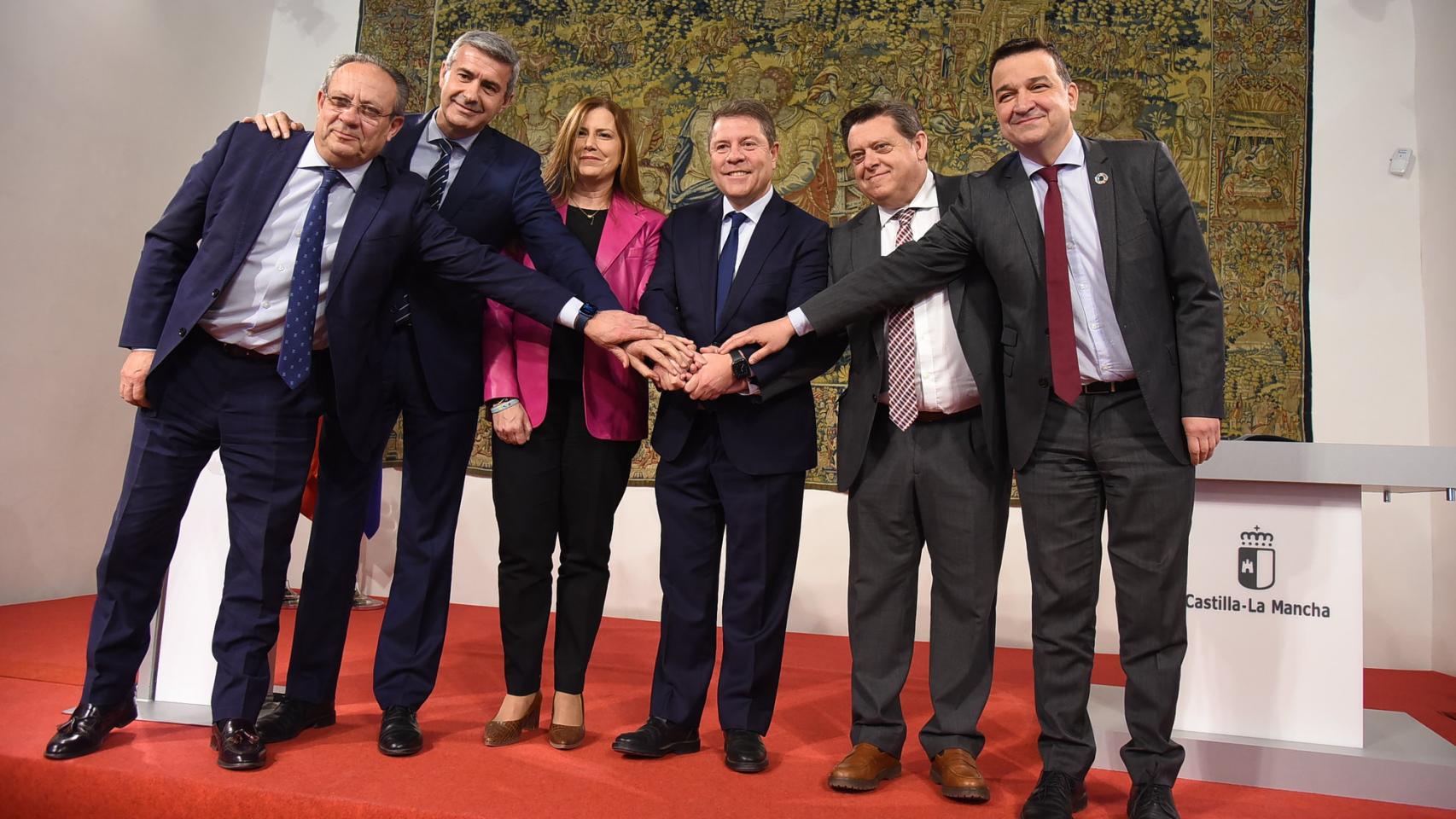 Firma del convenio entre la Junta, la Diputación de Toledo y los ayuntamientos de Cobisa y Cebolla. Foto: JCCM.