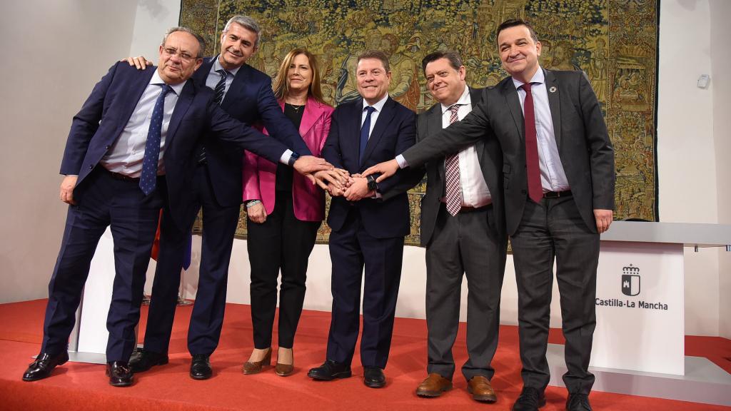 Firma del convenio entre la Junta, la Diputación de Toledo y los ayuntamientos de Cobisa y Cebolla. Foto: JCCM.