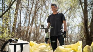 El actor Miguel Bernardeau sujeta el triciclo que ha encontrado en el cauce del río Jarama. Gaston Tagtachian Biotherm