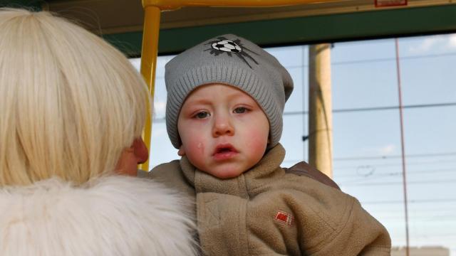 Niños ucranianos suben al tren de evacuación en la estación de tren de Kramatorsk.