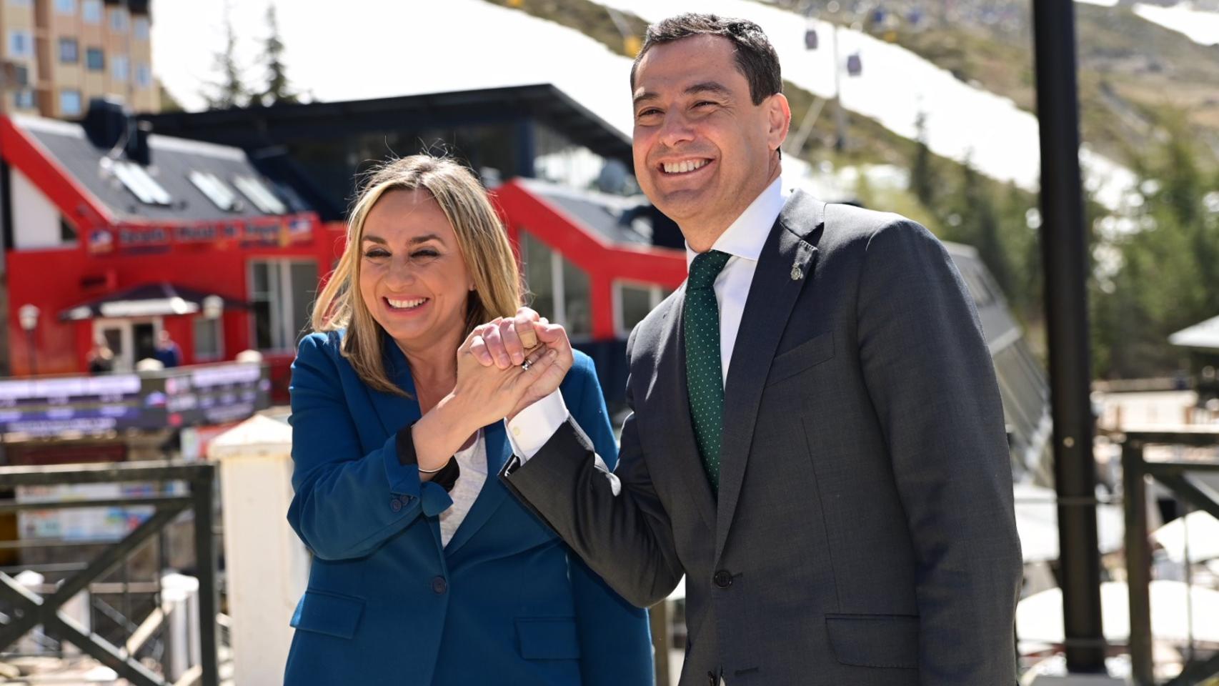 El presidente de la Junta, Juanma Moreno, junto a su consejera de Fomento, Marifrán Carazo.