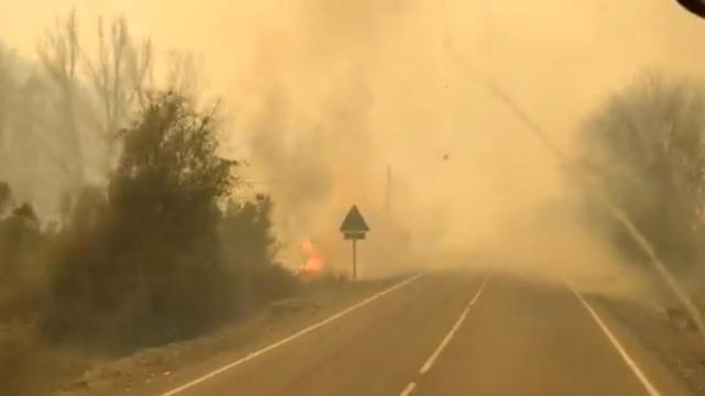 Momento en el que el incendio pasó la carretera que lleva a Montán.