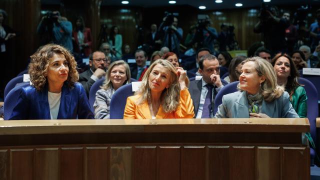 La vicepresidenta segunda y líder de Sumar, Yolanda Díaz (c), junto a María Jesús Montero (i) y Nadia Calviño (d) este martes durante el traspaso de cartera al nuevo ministro de Sanidad.