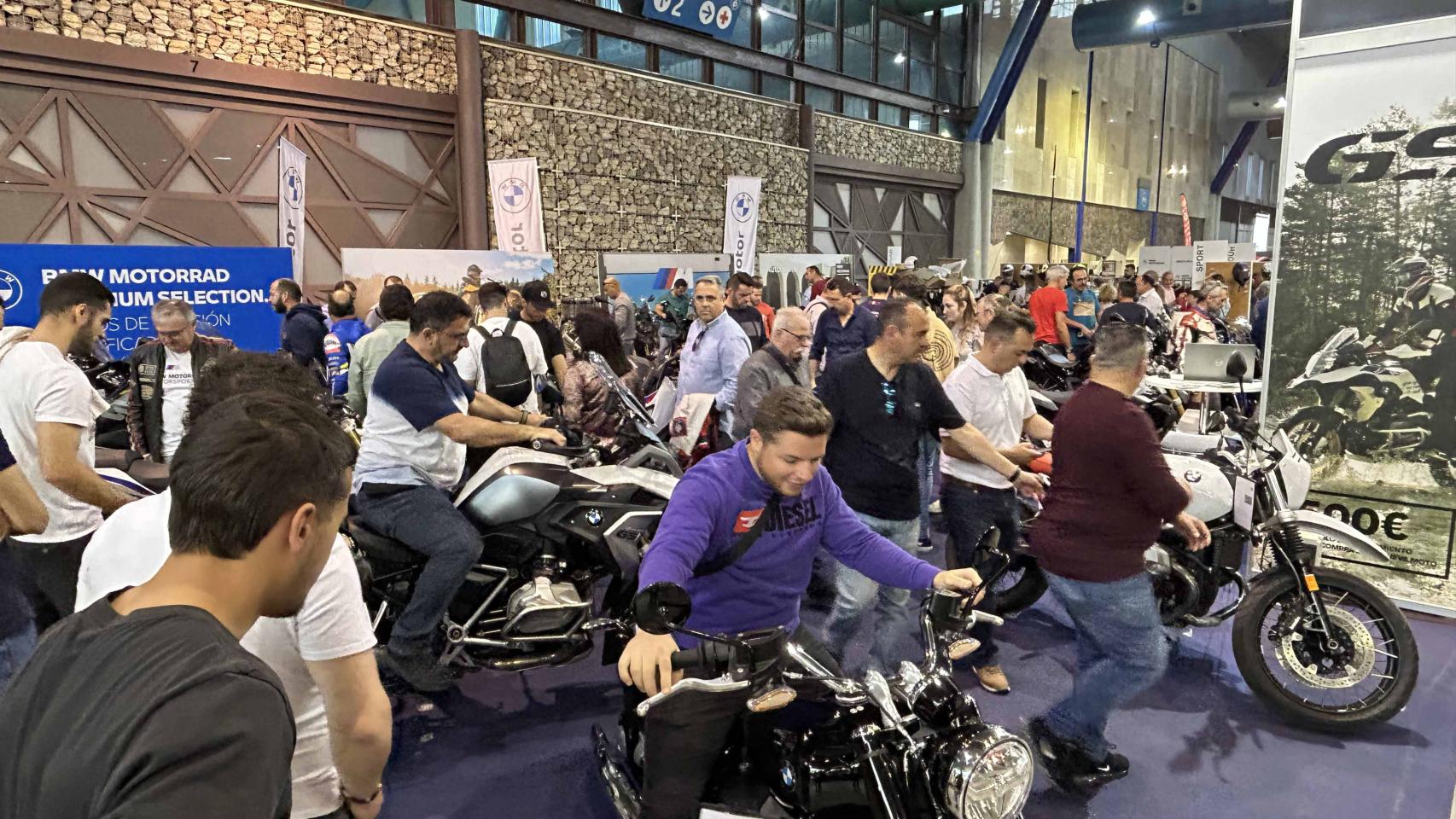 Asistentes en el Salón de la Moto.