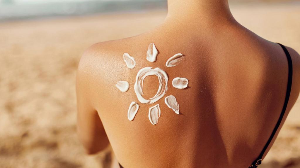 Mujer protegiéndose del sol.