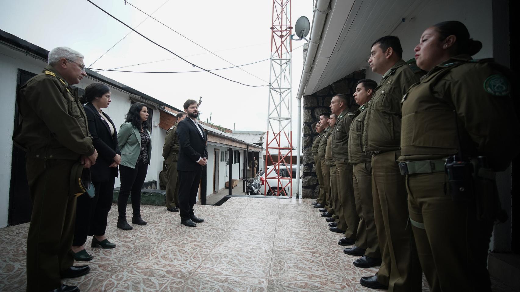 Gabriel Boric visita este lunes la tenencia policial El Belloto, en la comuna chilena de Quilpué.