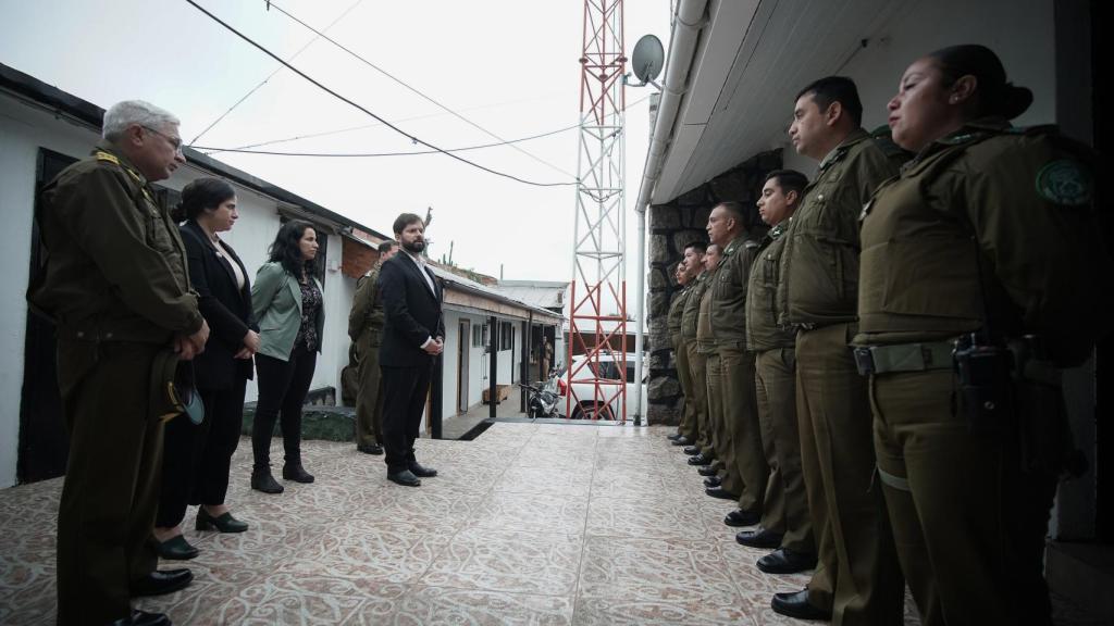 Gabriel Boric visita este lunes la tenencia policial El Belloto, en la comuna chilena de Quilpué.