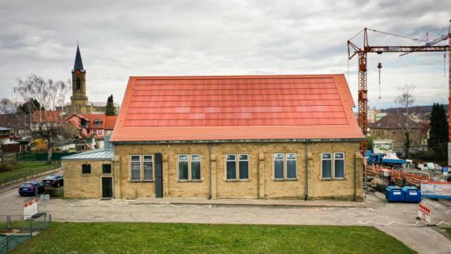 Gimnasio de Eppingencon paneles solares de color rojo