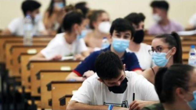 Alumnos haciendo el examen de Selectividad (EBAU).