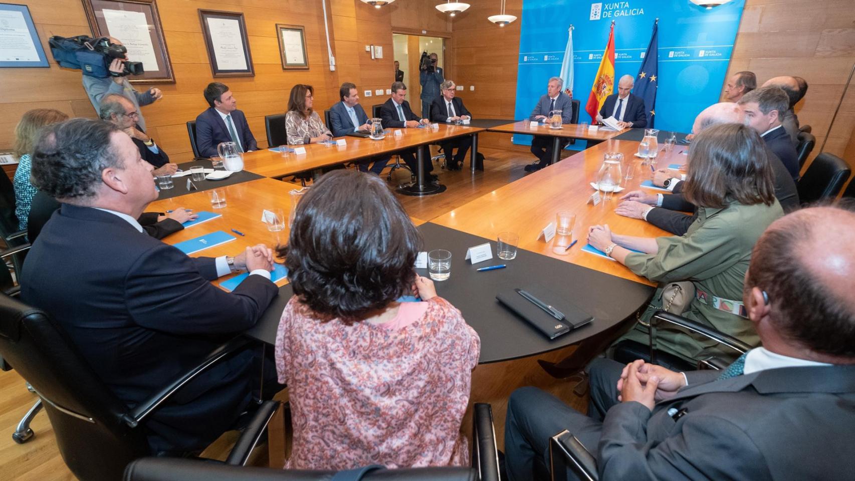 El presidente de la Xunta, Alfonso Rueda, en una reunión con el Consejo de Administración de Ence.