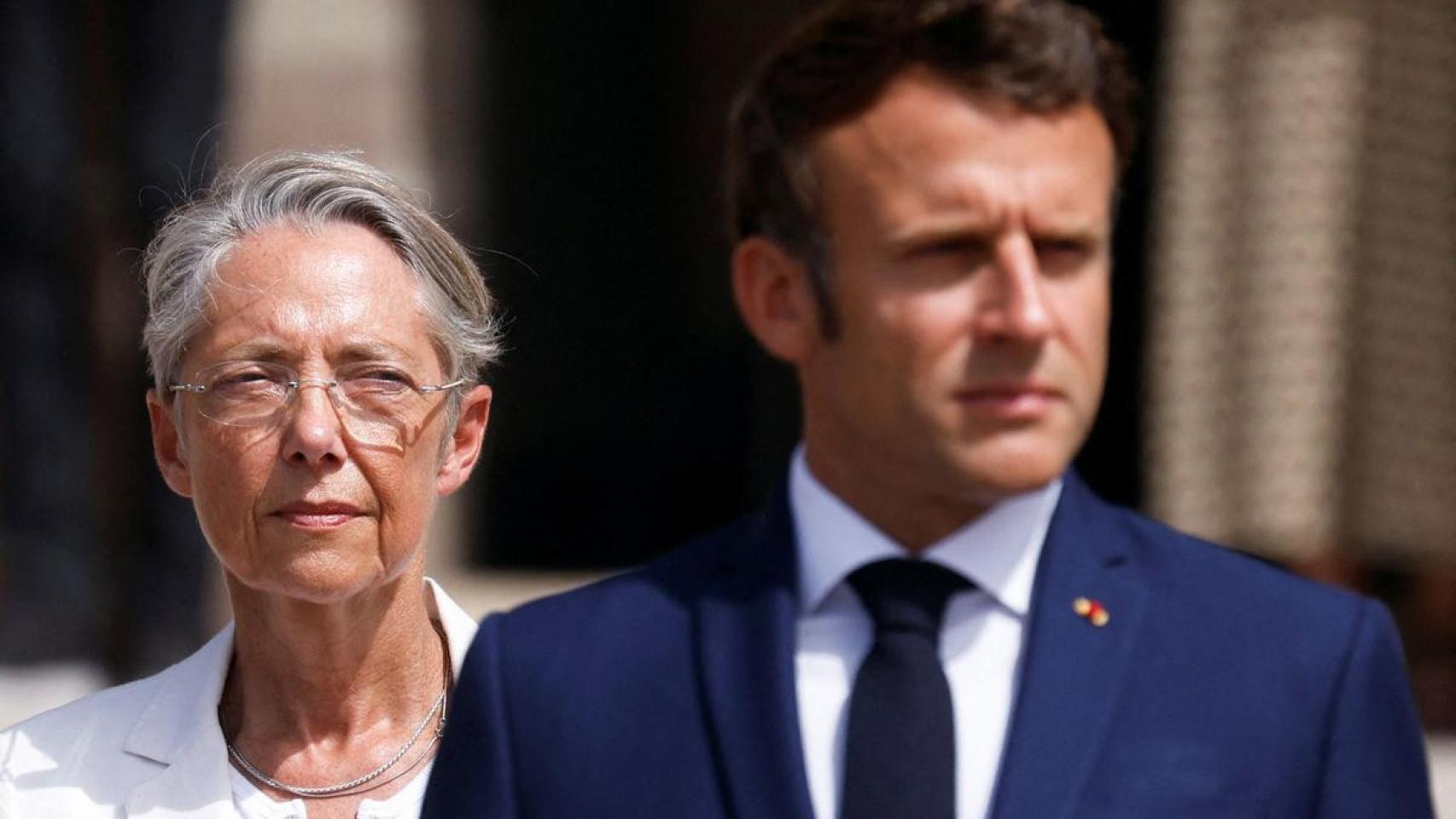 La primera ministra Élisabeth Borne junto a Macron en una imagen de archivo.