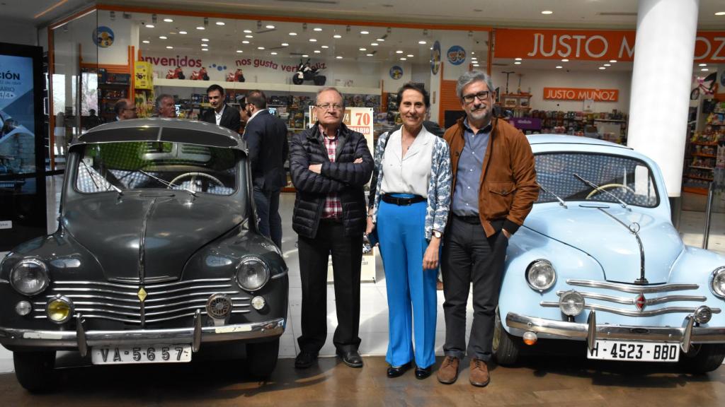 La presidenta de la Asociación Rombo con los coches