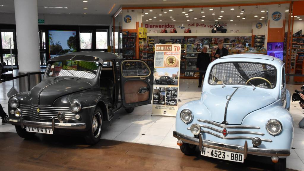 Dos de los coches expuestos