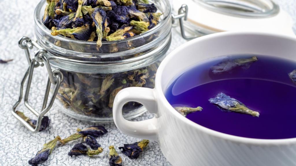 Infusión con flor de 'guisante de mariposa'.