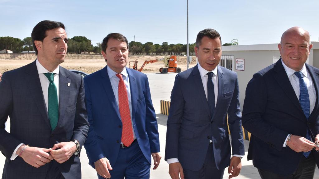 Javier Meléndez recibe a las autoridades a la entrada de la fábrica de Patatas Meléndez en Medina del Campo