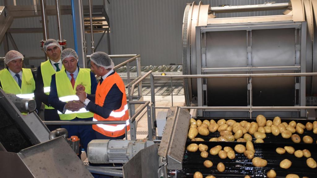 Javier Meléndez, CEO de Patatas Meléndez, explica a Alfonso Fernández Mañueco la última tecnología aplicada a la fábrica