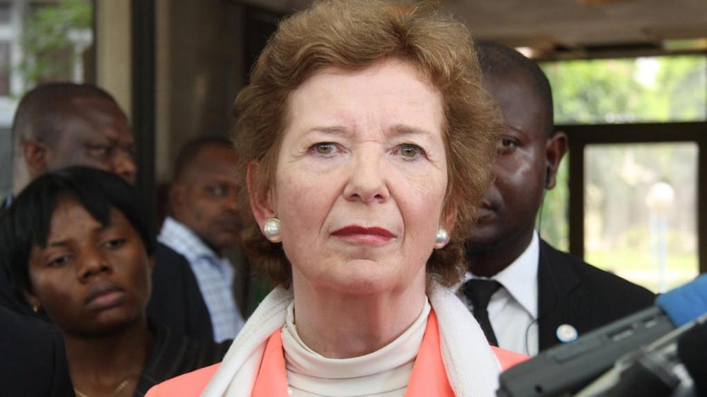Mary Robinson durante una visita a Kinshasa (República Democrática del Congo).