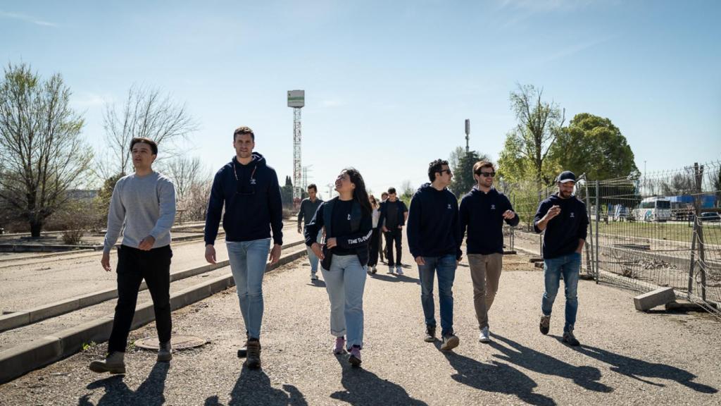 El grupo, listo para la limpieza del río Jarama, se acerca a la zona.
