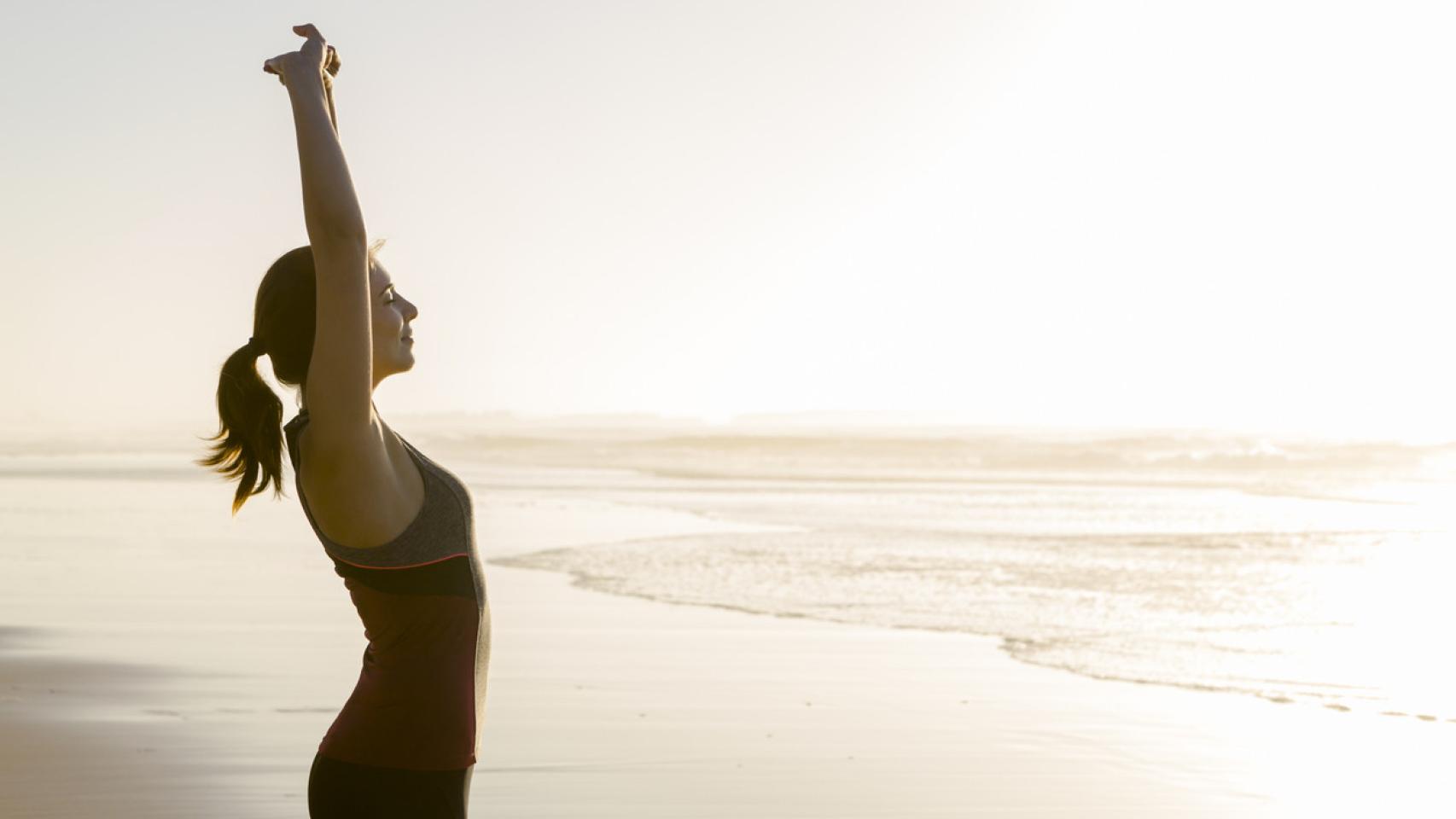 Mujer haciendo ejercicio en la playa.