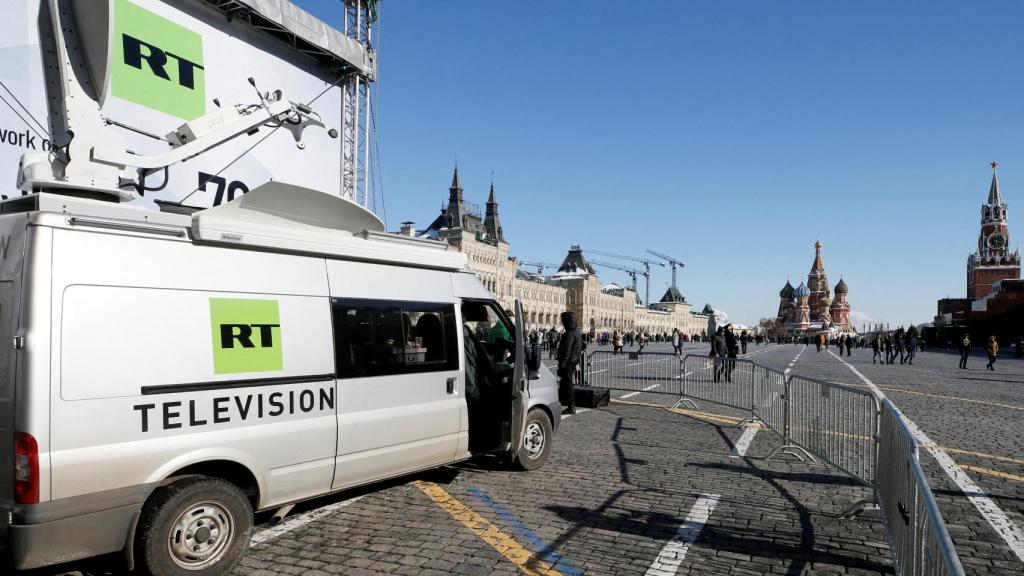 Camiones de Russia Today en la Plaza Roja de Moscú.